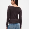 Μοντέρνο T-shirt με λαιμόκοψη τύπου «boatneck»