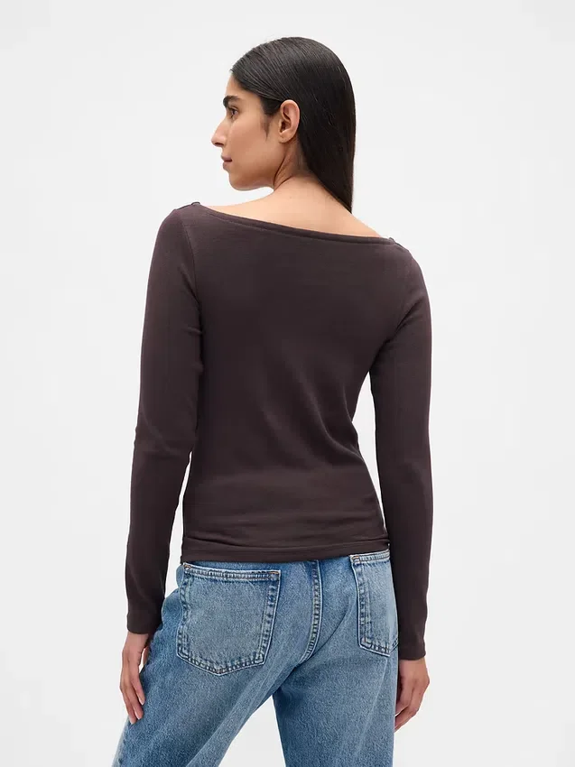 Μοντέρνο T-shirt με λαιμόκοψη τύπου «boatneck»