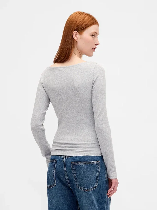 Μοντέρνο T-shirt με λαιμόκοψη τύπου «boatneck»