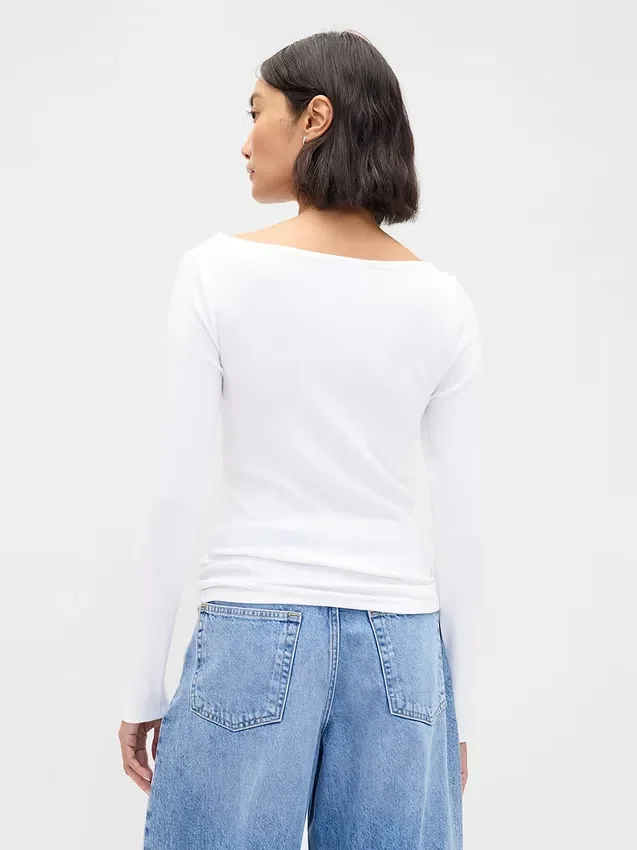 Μοντέρνο T-shirt με λαιμόκοψη τύπου «boatneck»