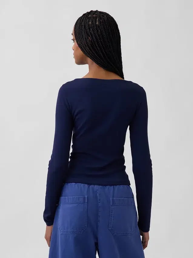 Μοντέρνο T-shirt με λαιμόκοψη τύπου «boatneck»