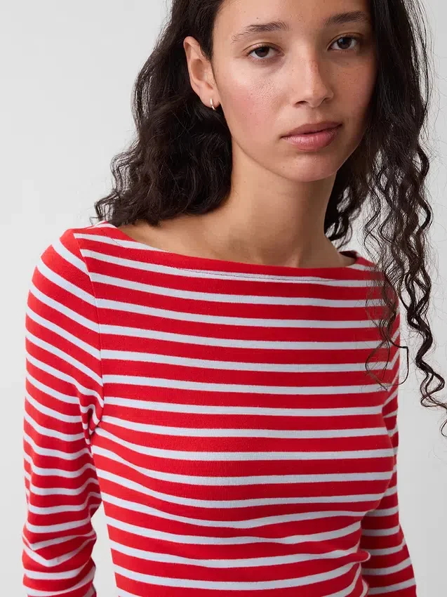 Μοντέρνο T-shirt με λαιμόκοψη τύπου «boatneck»