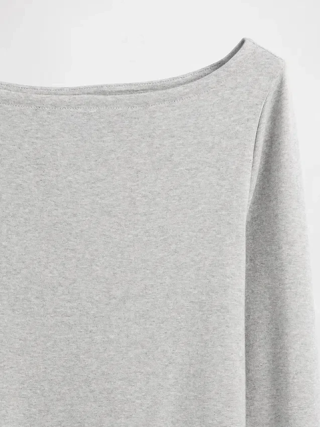Μοντέρνο T-shirt με λαιμόκοψη τύπου «boatneck»