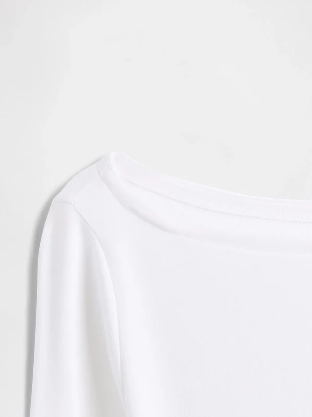 Μοντέρνο T-shirt με λαιμόκοψη τύπου «boatneck»