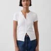 Μοντέρνο T-shirt με ραβδώσεις και κουμπιά μπροστά