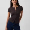 Μοντέρνο T-shirt με ραβδώσεις και κουμπιά μπροστά