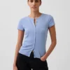 Μοντέρνο T-shirt με ραβδώσεις και κουμπιά μπροστά