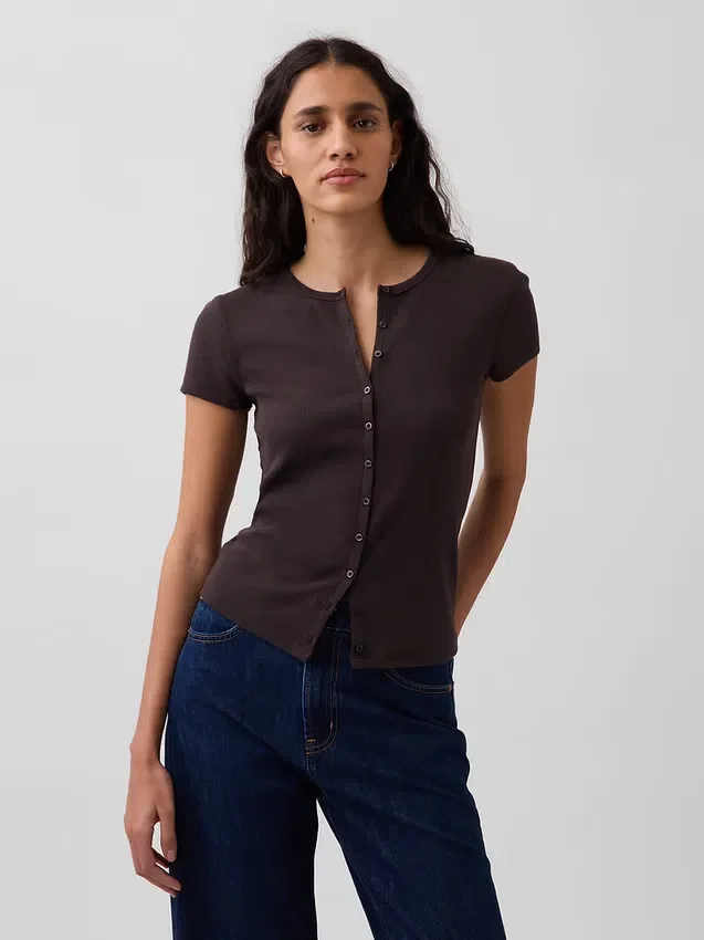 Μοντέρνο T-shirt με ραβδώσεις και κουμπιά μπροστά