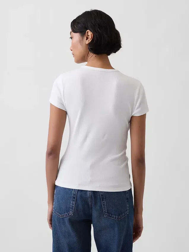 Μοντέρνο T-shirt με ραβδώσεις και κουμπιά μπροστά