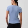 Μοντέρνο T-shirt με ραβδώσεις και κουμπιά μπροστά
