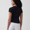 Μοντέρνο T-shirt με ραβδώσεις και κουμπιά μπροστά