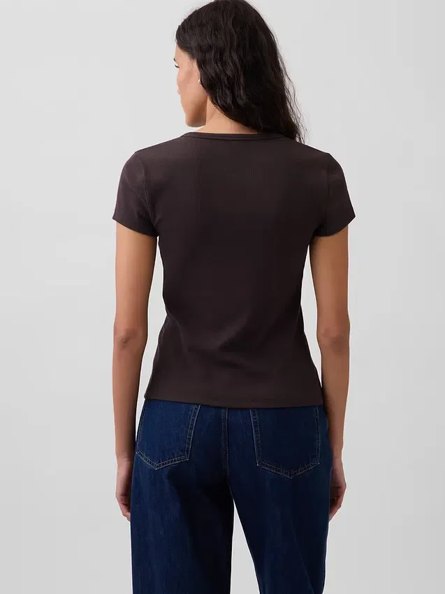 Μοντέρνο T-shirt με ραβδώσεις και κουμπιά μπροστά