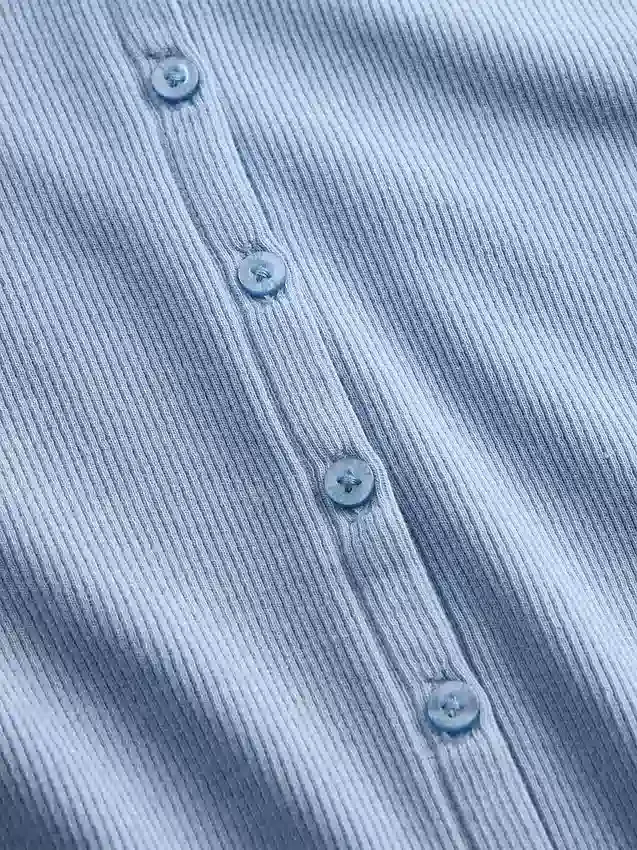 Μοντέρνο T-shirt με ραβδώσεις και κουμπιά μπροστά