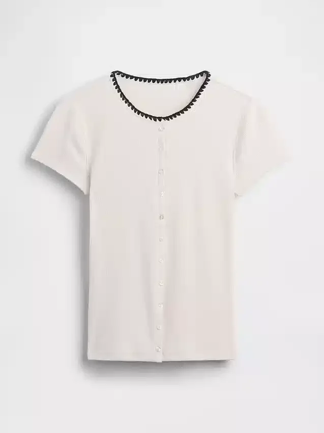Μοντέρνο T-shirt με ραβδώσεις και κουμπιά μπροστά