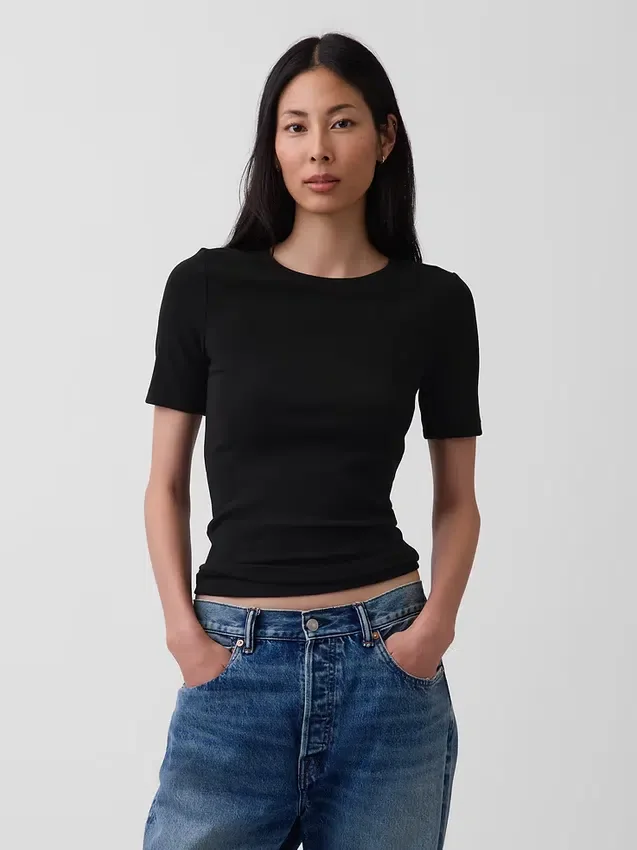 Μοντέρνο T-shirt με στρογγυλό λαιμό