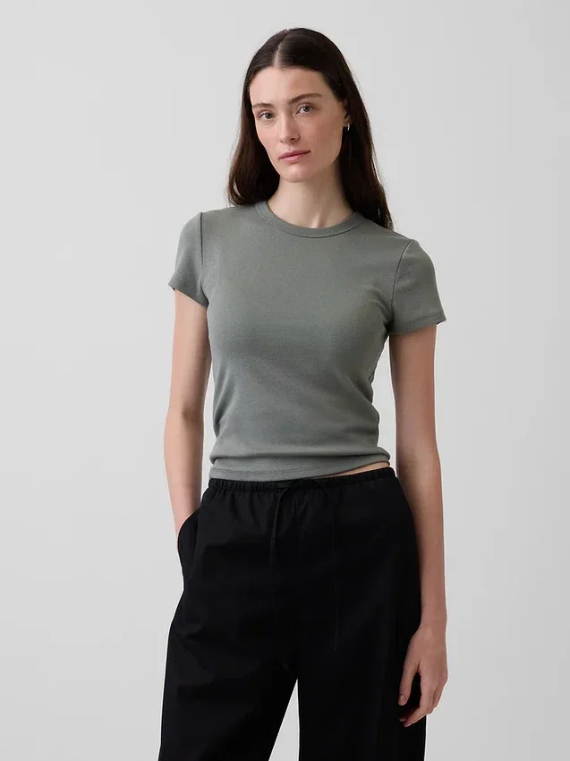 Μοντέρνο T-shirt με στρογγυλό λαιμό