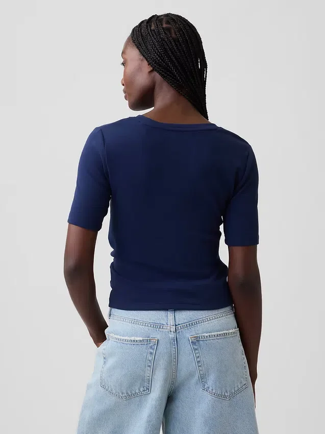 Μοντέρνο T-shirt με στρογγυλό λαιμό