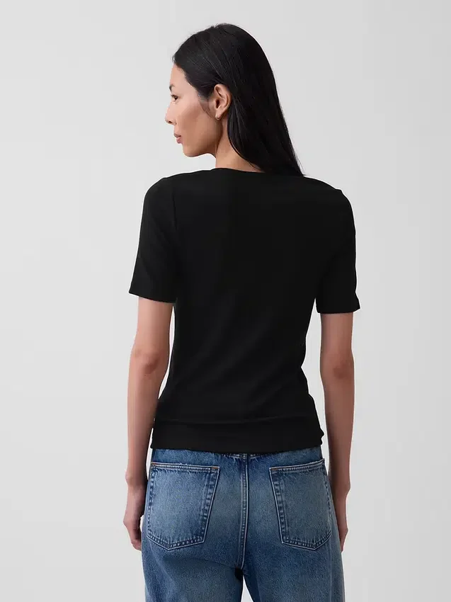 Μοντέρνο T-shirt με στρογγυλό λαιμό