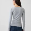 Μοντέρνο T-shirt με στρογγυλό λαιμό