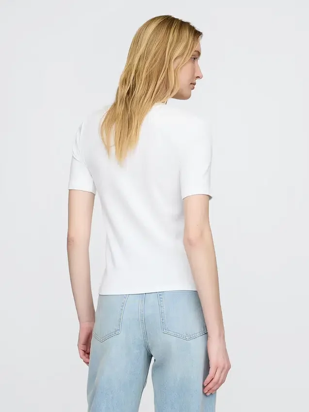 Μοντέρνο T-shirt με στρογγυλό λαιμό
