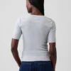 Μοντέρνο T-shirt με στρογγυλό λαιμό