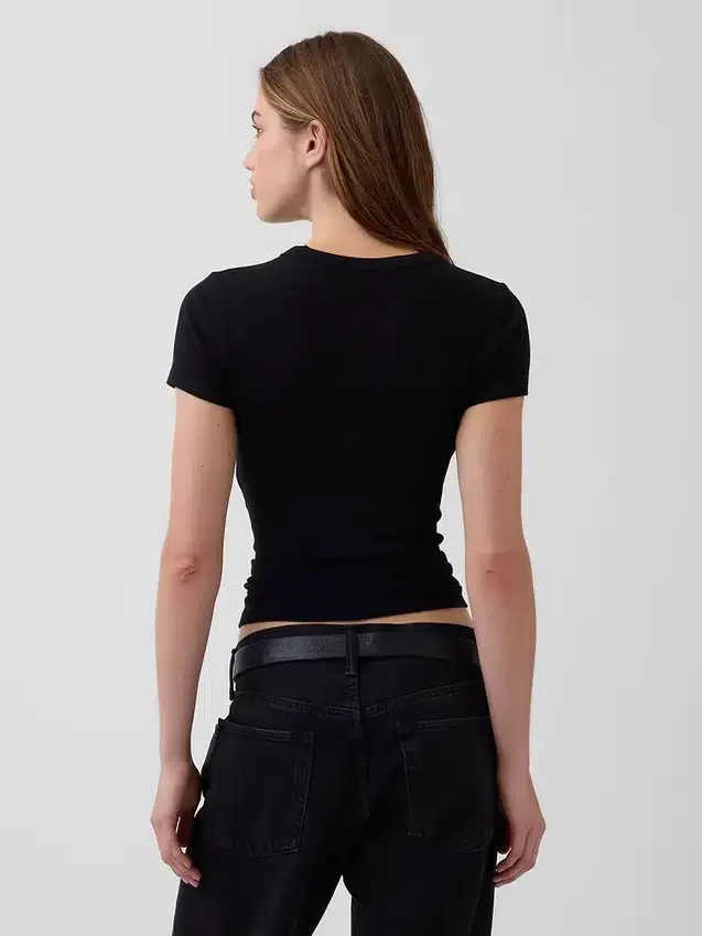 Μοντέρνο T-shirt με στρογγυλό λαιμό