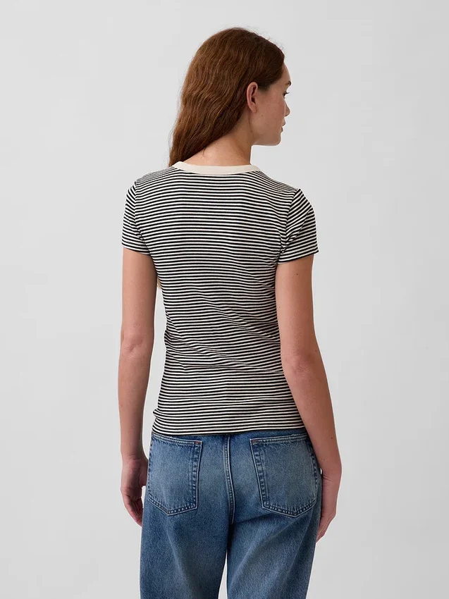 Μοντέρνο T-shirt με στρογγυλό λαιμό