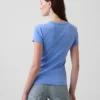 Μοντέρνο T-shirt με στρογγυλό λαιμό