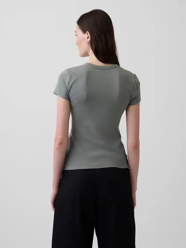 Μοντέρνο T-shirt με στρογγυλό λαιμό