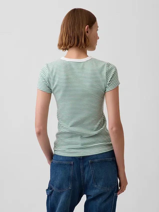 Μοντέρνο T-shirt με στρογγυλό λαιμό