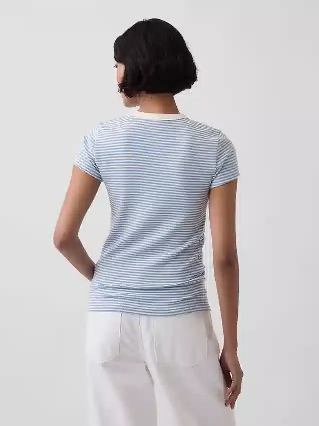 Μοντέρνο T-shirt με στρογγυλό λαιμό