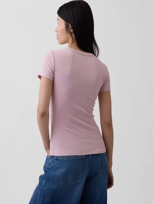 Μοντέρνο T-shirt με στρογγυλό λαιμό