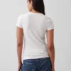 Μοντέρνο T-shirt με στρογγυλό λαιμό