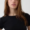 Μοντέρνο T-shirt με στρογγυλό λαιμό