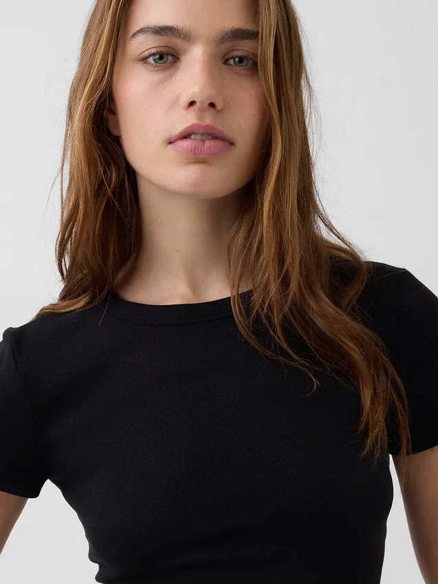 Μοντέρνο T-shirt με στρογγυλό λαιμό