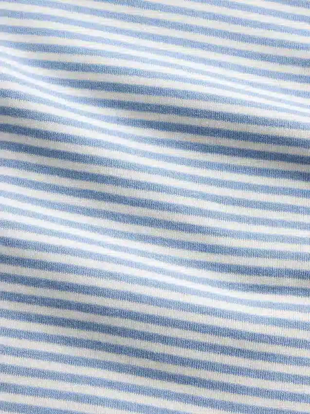 Μοντέρνο T-shirt με στρογγυλό λαιμό