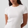 Μοντέρνο T-shirt με στρογγυλό λαιμό