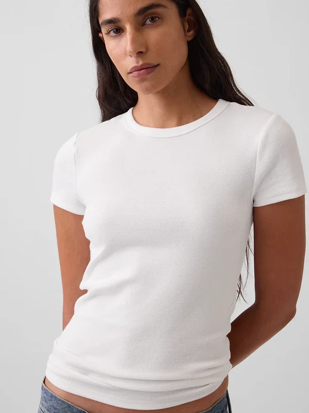 Μοντέρνο T-shirt με στρογγυλό λαιμό