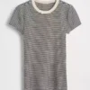 Μοντέρνο T-shirt με στρογγυλό λαιμό
