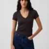 Μοντέρνο T-shirt με V-neck