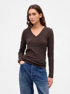 Μοντέρνο T-shirt με V-neck