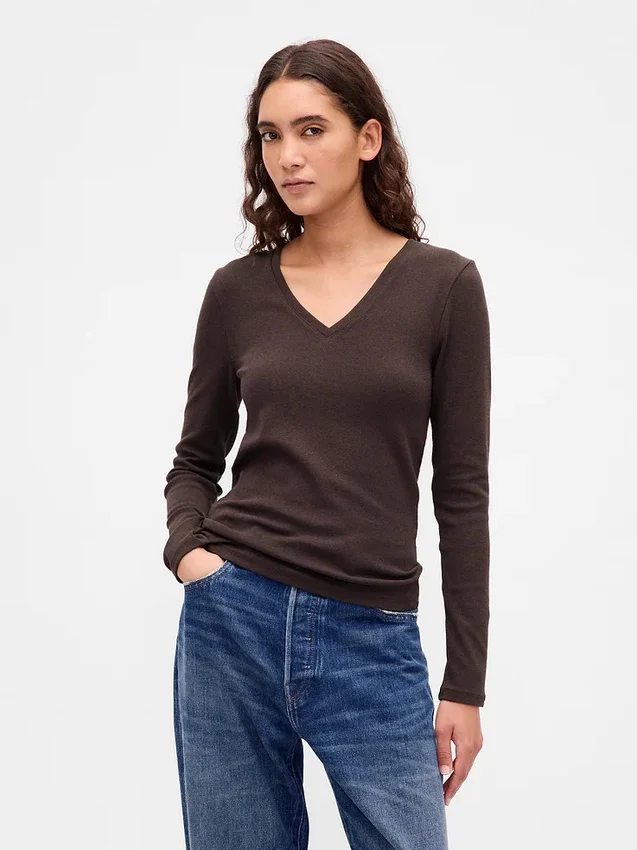 Μοντέρνο T-shirt με V-neck