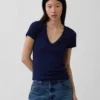 Μοντέρνο T-shirt με V-neck