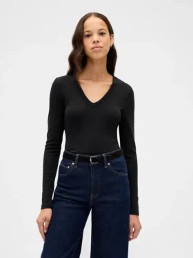 Μοντέρνο T-shirt με V-neck