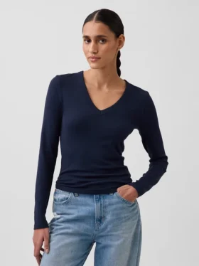 Μοντέρνο T-shirt με V-neck