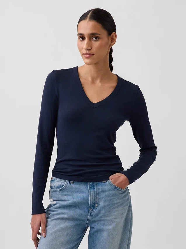 Μοντέρνο T-shirt με V-neck