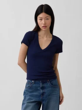 Μοντέρνο T-shirt με V-neck