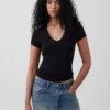 Μοντέρνο T-shirt με V-neck