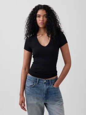 Μοντέρνο T-shirt με V-neck