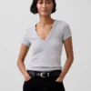 Μοντέρνο T-shirt με V-neck